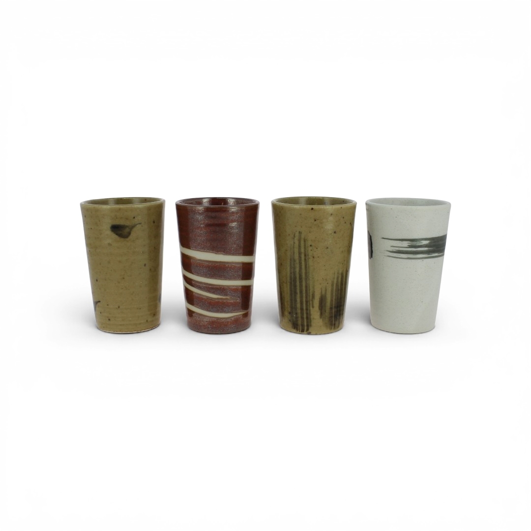 Set de 4 tasses à thé japonaises en céramique, chacune décorée d’un motif différent dans un style traditionnel