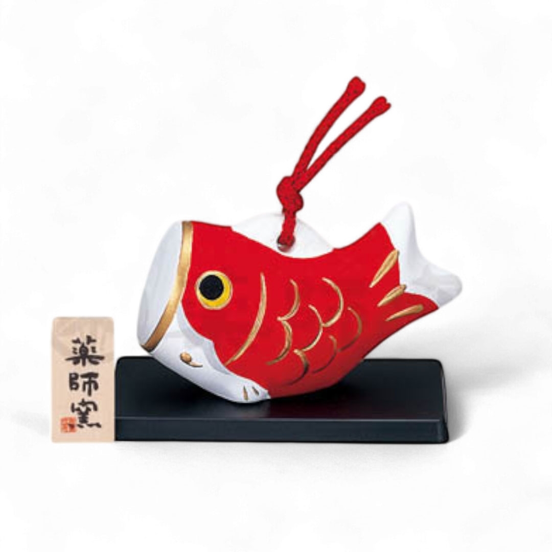 Statuette japonaise en porcelaine représentant une carpe rouge, avec support et pancarte kanji