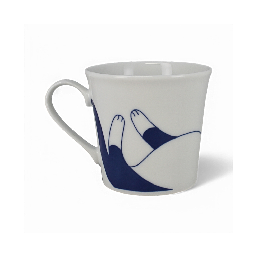 Mug japonais en porcelaine décoré d’un chat allongé de style Hatiware, expression douce et souriante