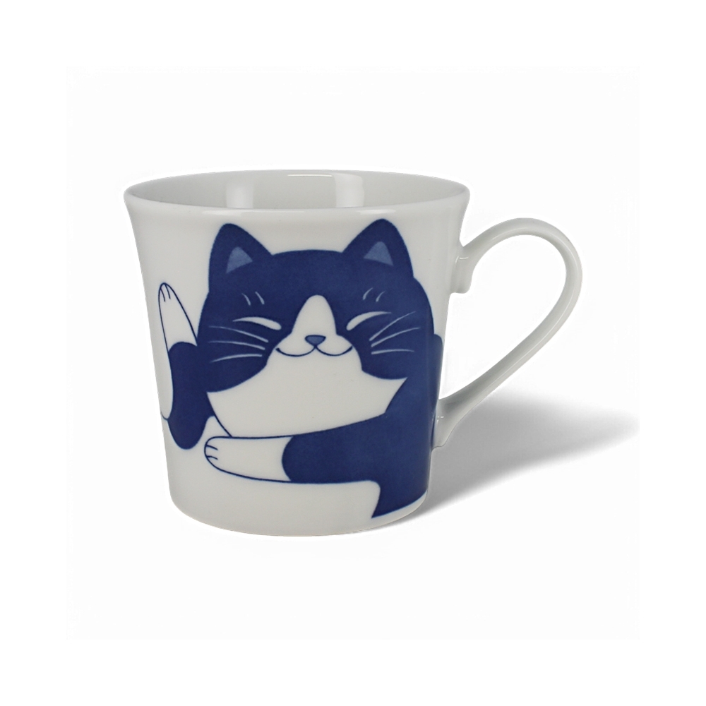 Mug japonais en porcelaine décoré d’un chat Hatiware souriant sur fond blanc