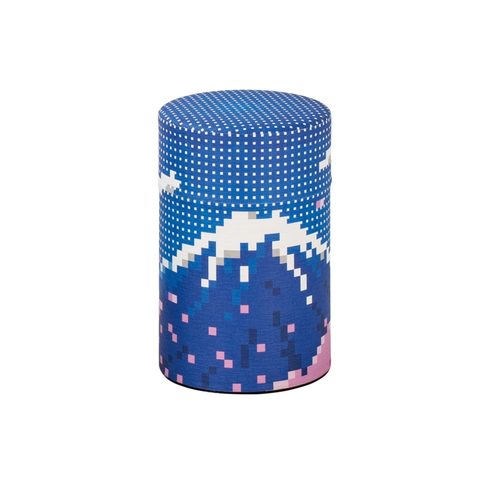 Boîte à thé japonaise en métal recouverte de papier washi décoré d’un motif Mont Fuji pixelisé.