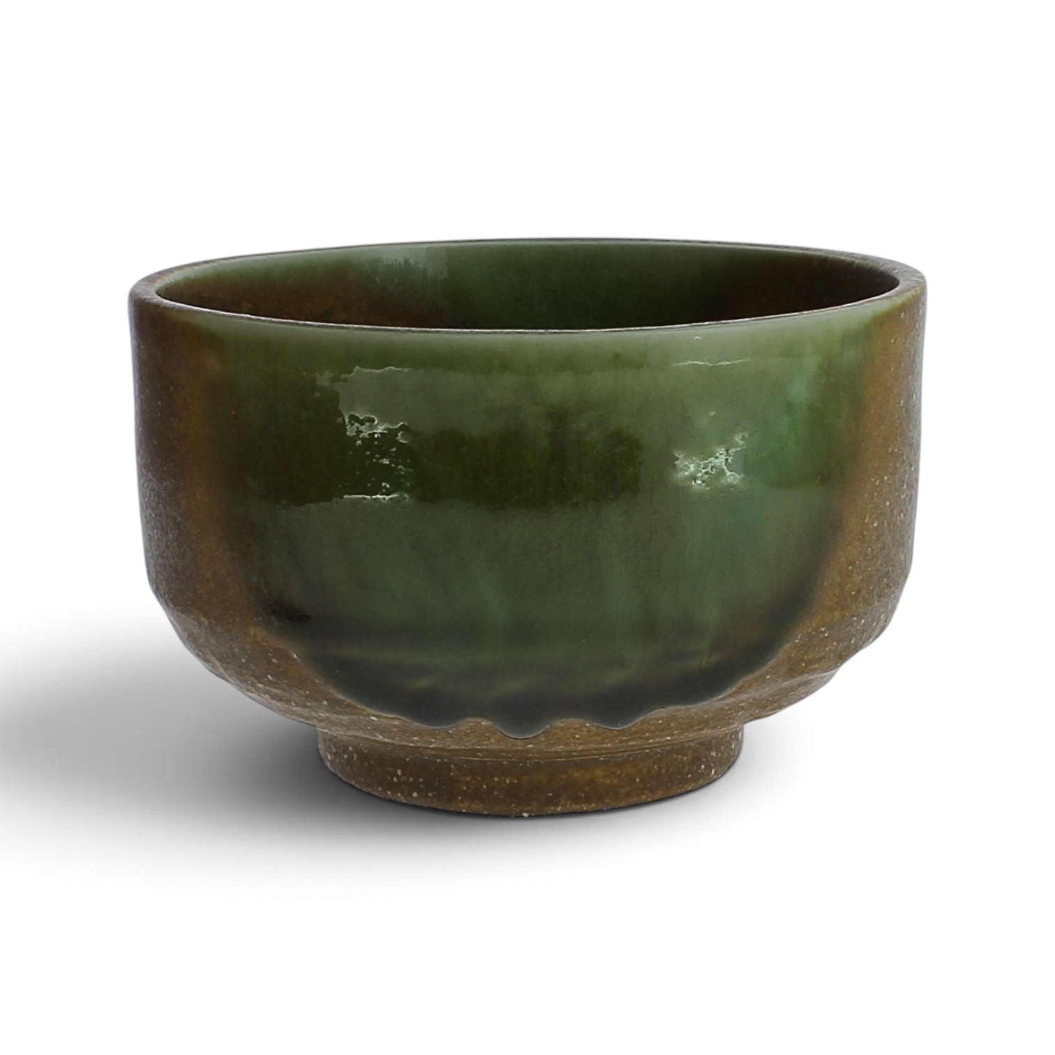 Bol japonais à matcha brun et vert en céramique traditionnelle pour la préparation du thé matcha