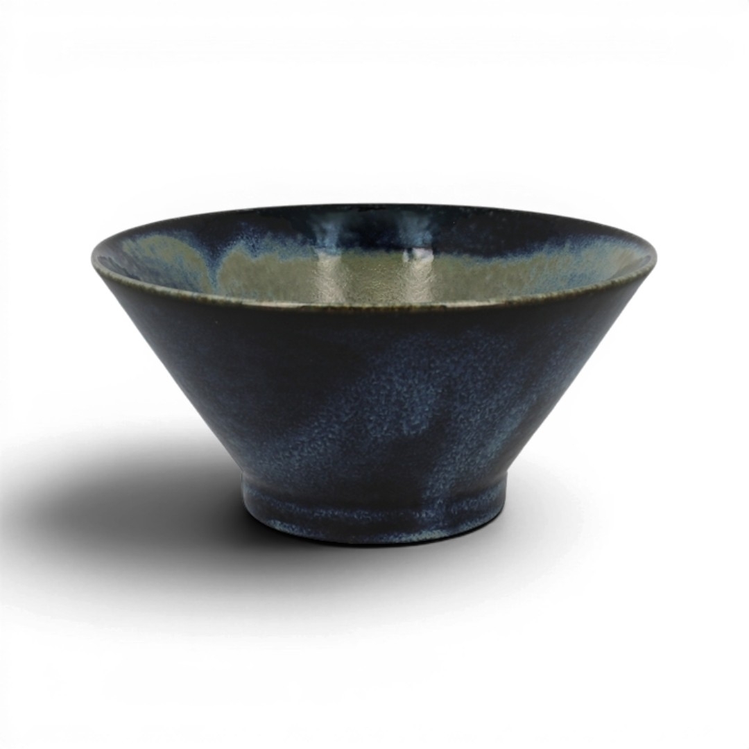 Bol ramen japonais bleu nuit en céramique traditionnelle présenté seul