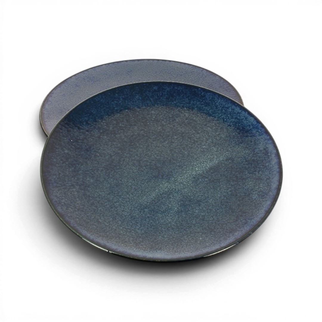 Set de 2 grandes assiettes japonaises bleu nuit de 26,9 cm présentées ensemble
