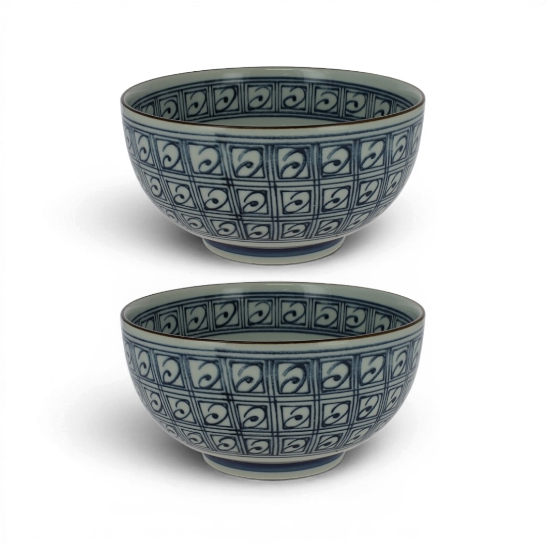 Set de 2 bols japonais bleu et blanc en porcelaine décorés de motifs carreaux et spirales