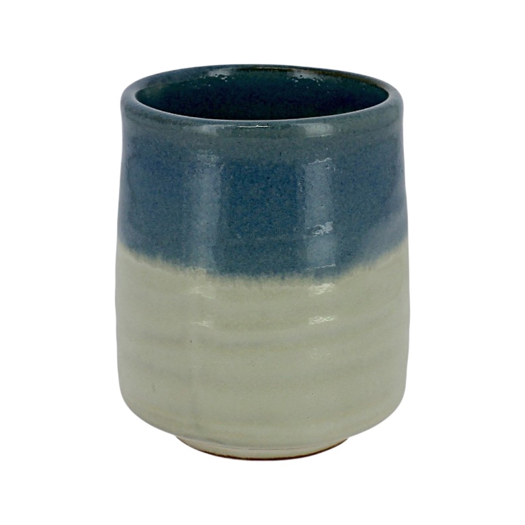 Yunomi japonais bleu et blanc en céramique traditionnelle pour la dégustation du thé japonais